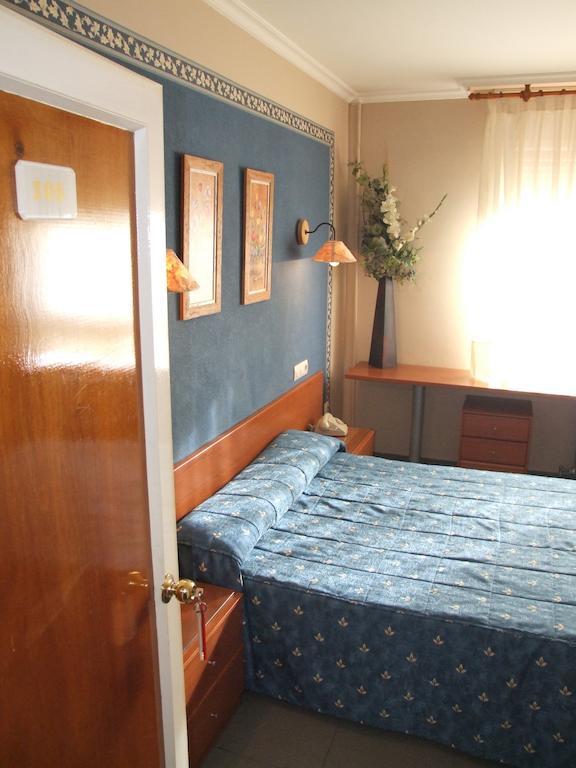Hostal El Botero Monreal del Campo Room photo